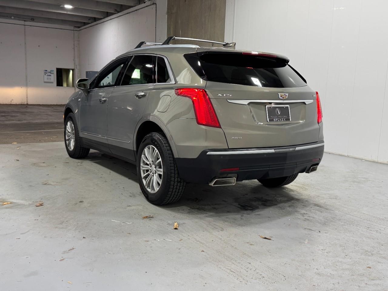 Cadillac XT5 Vehicle Full-screen Gallery Image 3