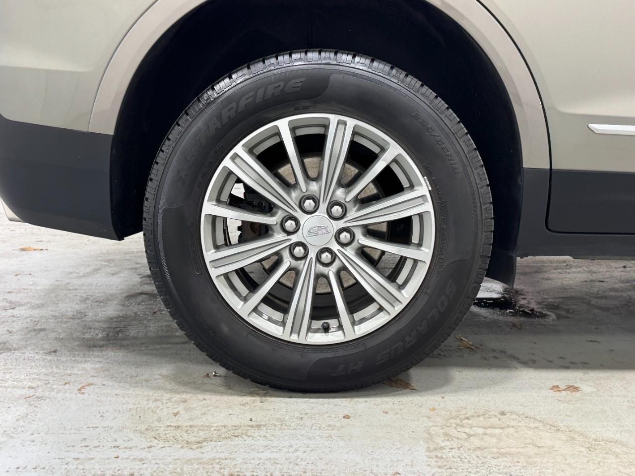 Cadillac XT5 Vehicle Full-screen Gallery Image 5