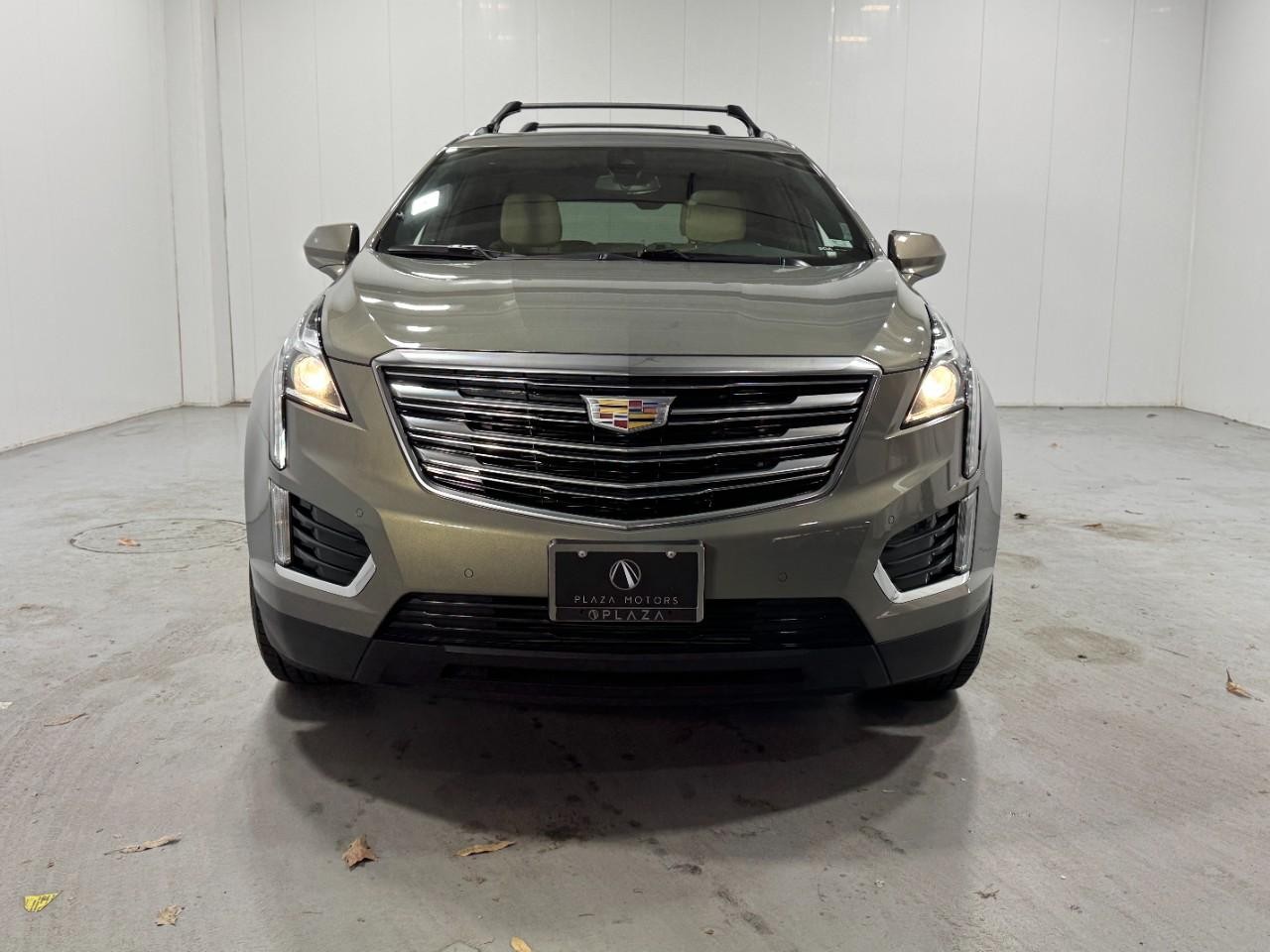 Cadillac XT5 Vehicle Full-screen Gallery Image 7