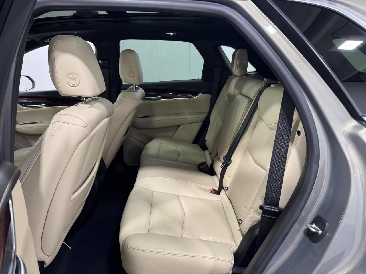 Cadillac XT5 Vehicle Full-screen Gallery Image 8