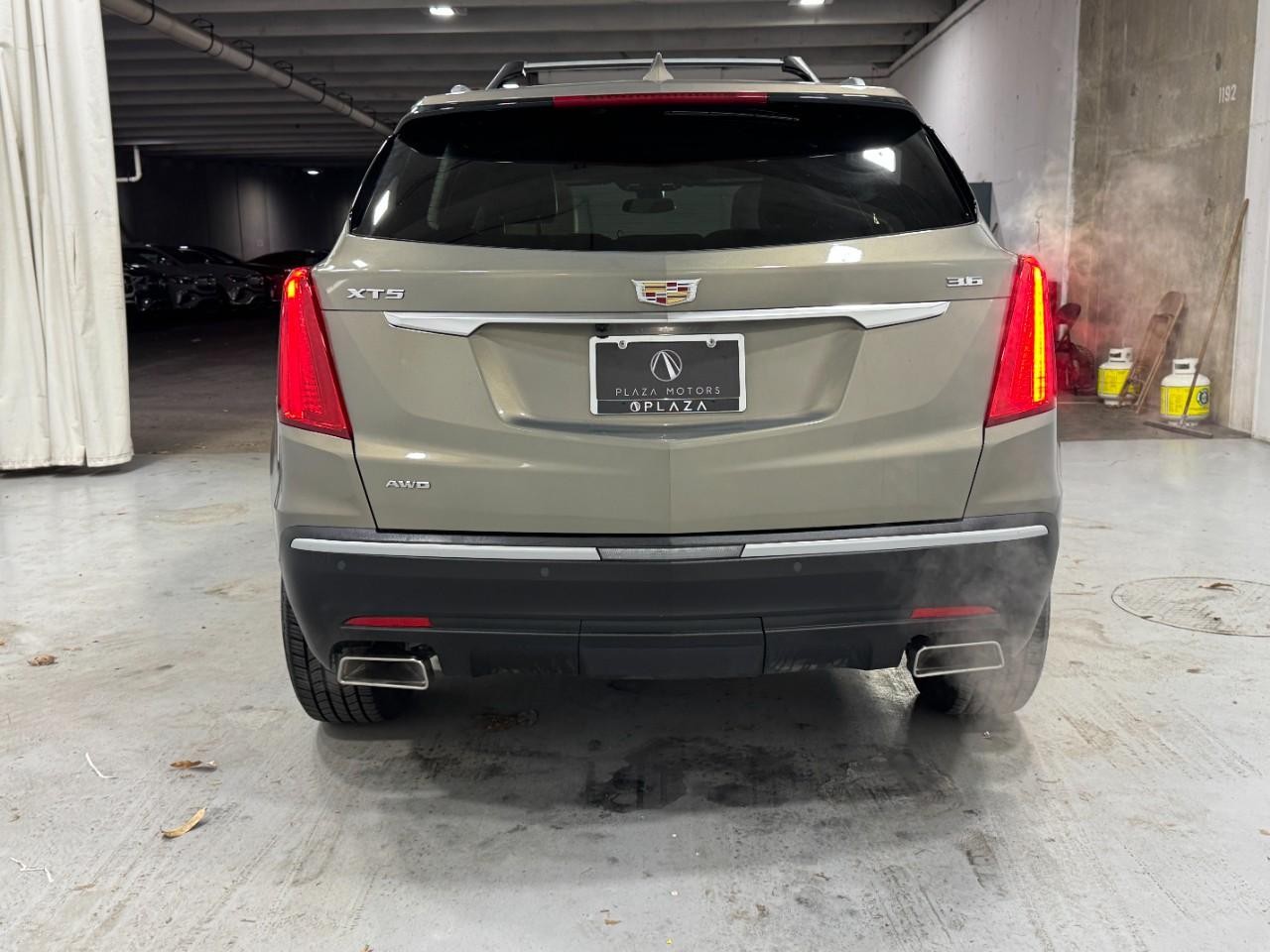 Cadillac XT5 Vehicle Full-screen Gallery Image 9