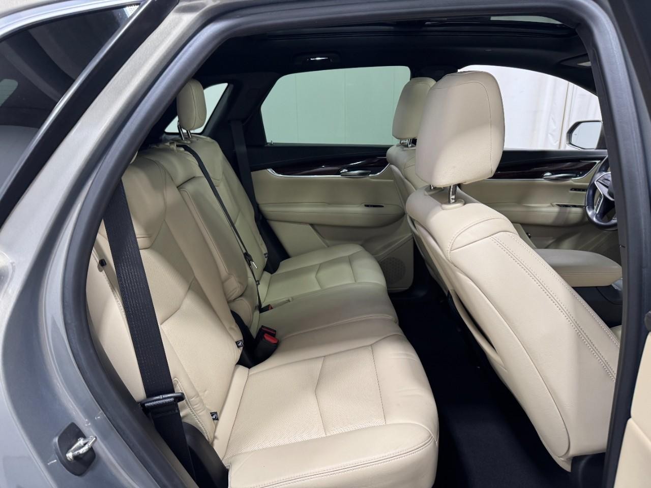 Cadillac XT5 Vehicle Full-screen Gallery Image 10