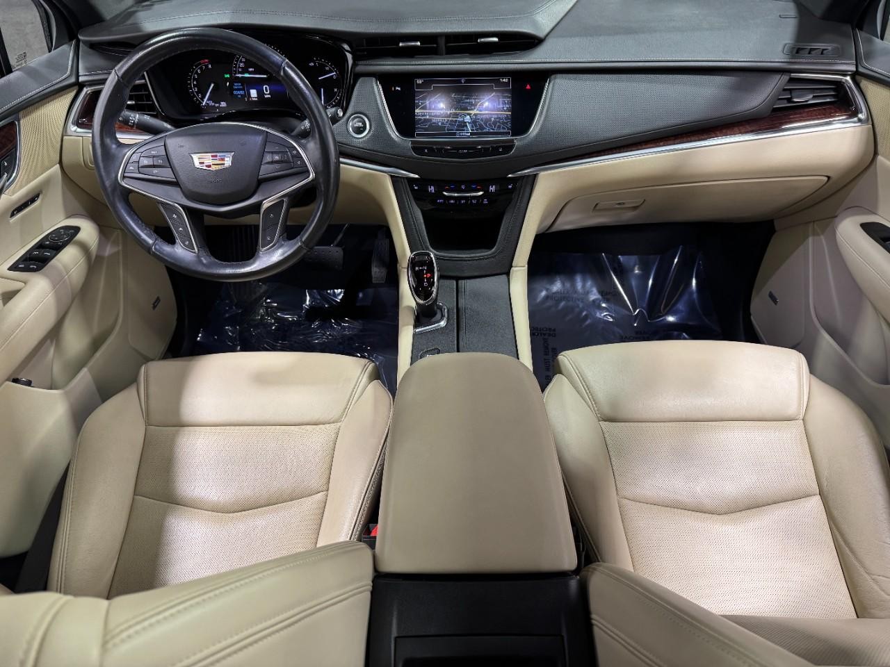 Cadillac XT5 Vehicle Full-screen Gallery Image 12