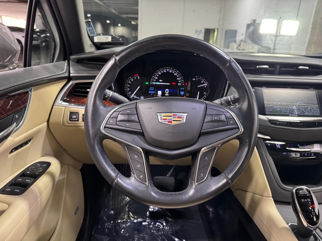 Cadillac XT5 Vehicle Full-screen Gallery Image 13