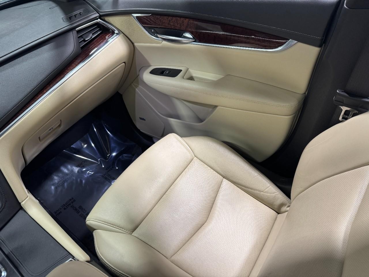 Cadillac XT5 Vehicle Full-screen Gallery Image 17