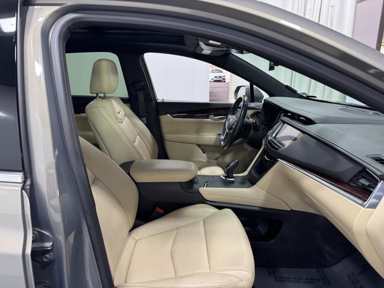 Cadillac XT5 Vehicle Full-screen Gallery Image 18