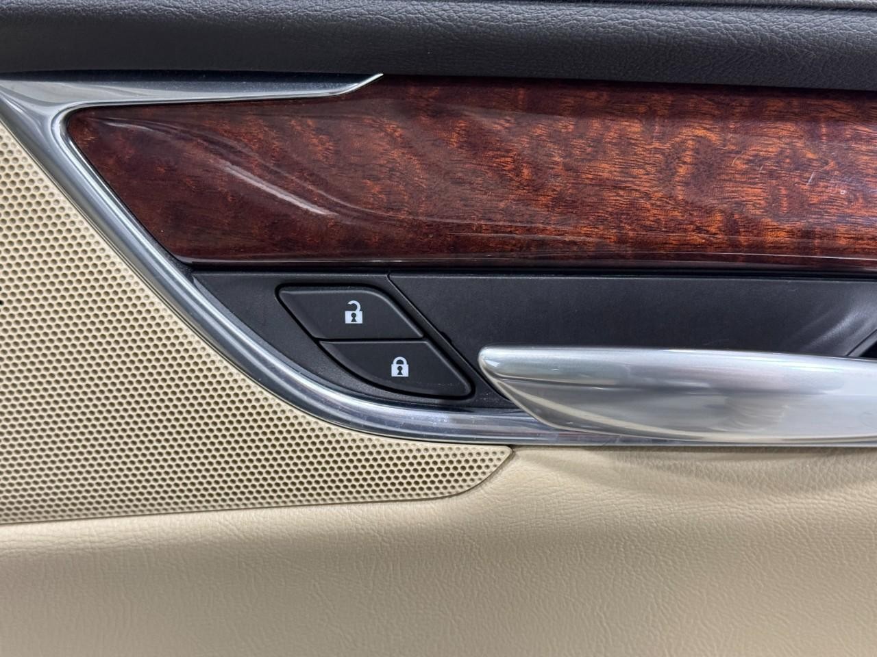 Cadillac XT5 Vehicle Full-screen Gallery Image 21