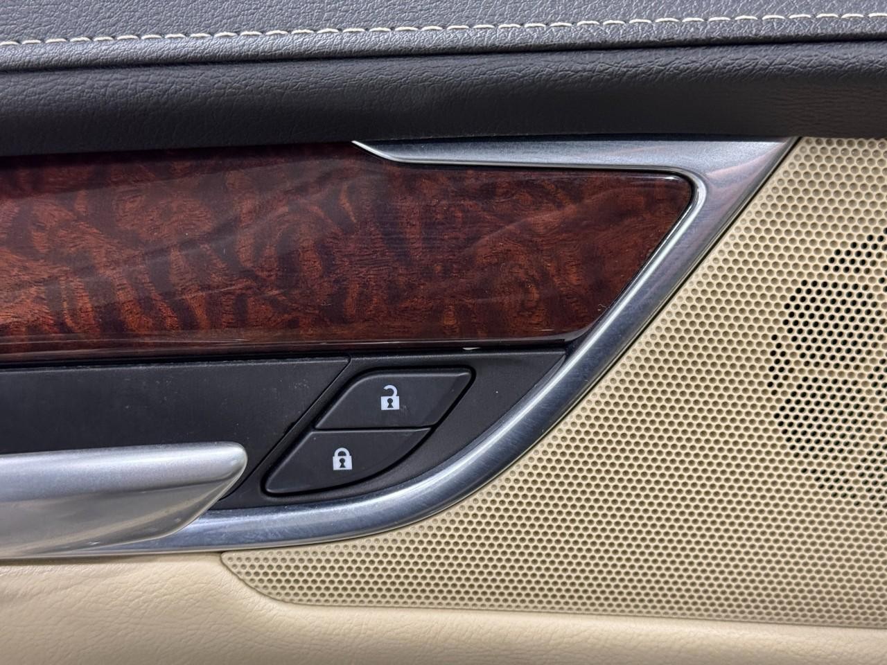 Cadillac XT5 Vehicle Full-screen Gallery Image 23