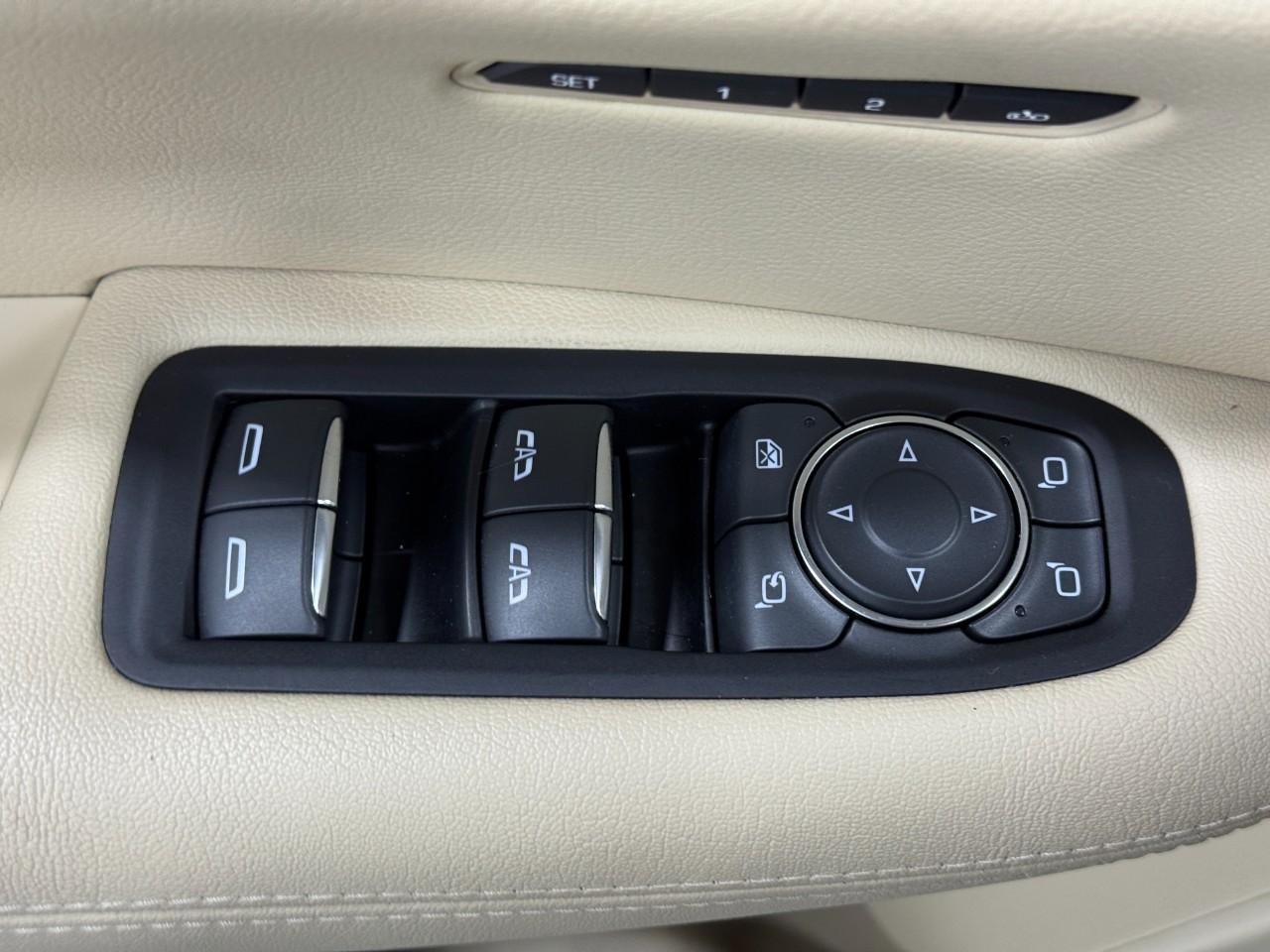 Cadillac XT5 Vehicle Full-screen Gallery Image 25