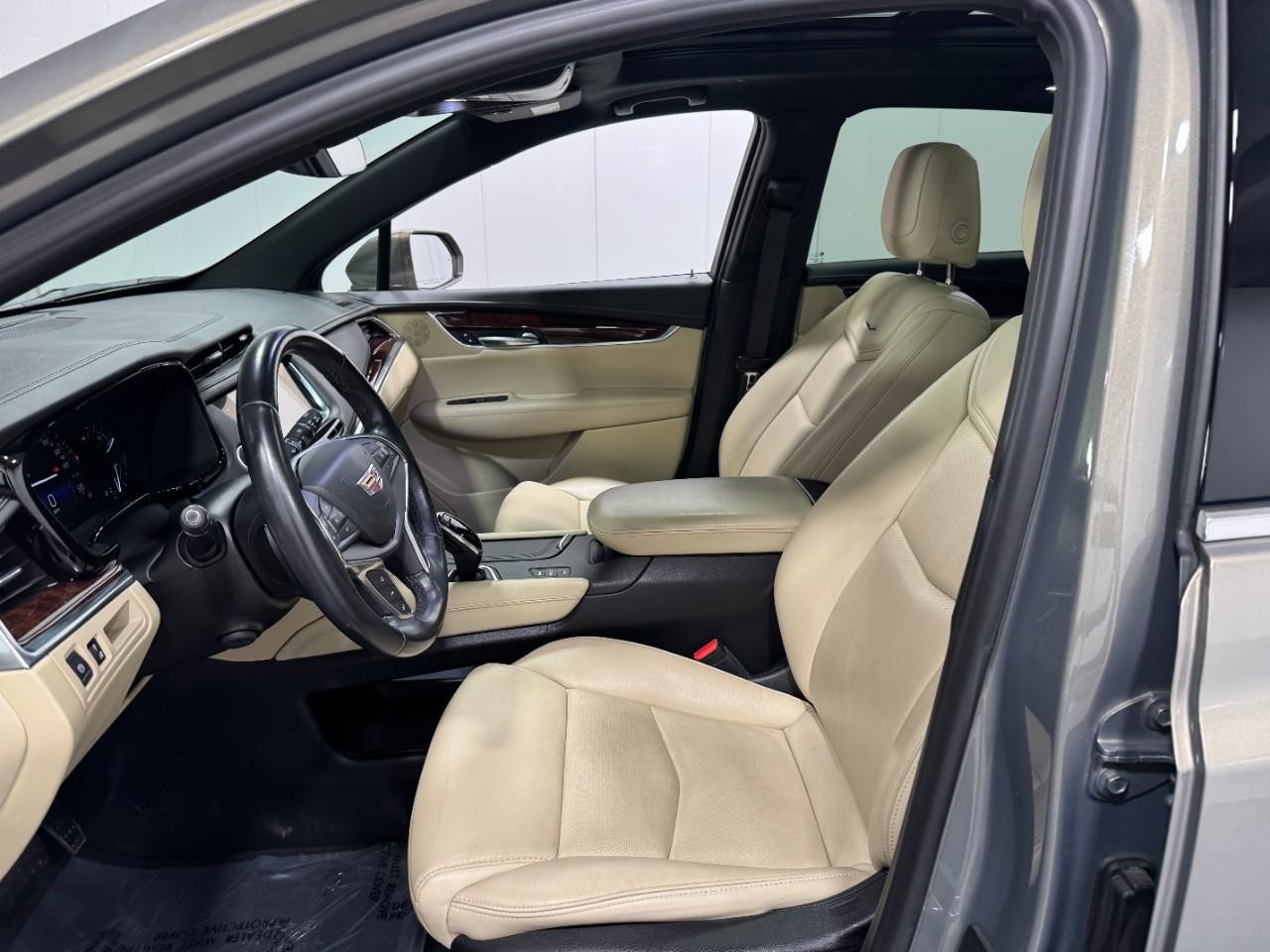 Cadillac XT5 Vehicle Full-screen Gallery Image 27