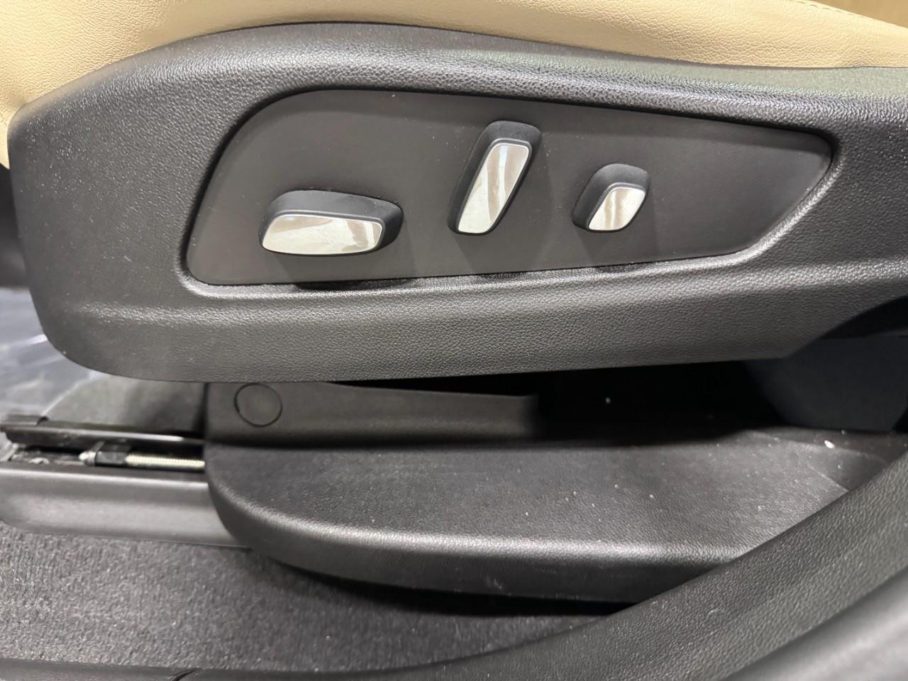 Cadillac XT5 Vehicle Full-screen Gallery Image 29