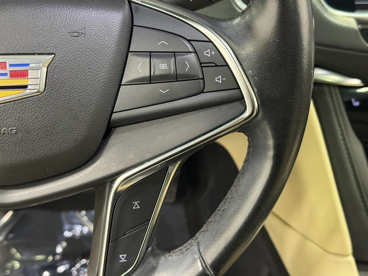 Cadillac XT5 Vehicle Full-screen Gallery Image 32