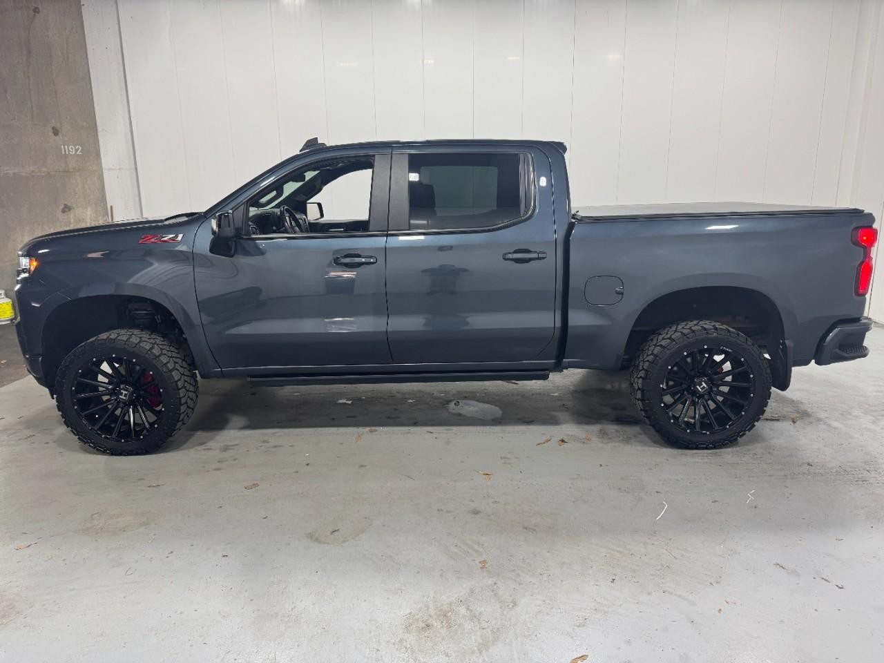 Chevrolet Silverado 1500 Vehicle Full-screen Gallery Image 2