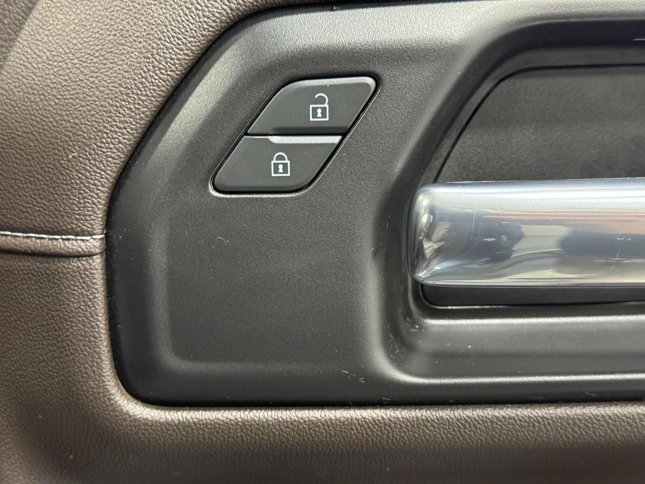 Chevrolet Silverado 1500 Vehicle Full-screen Gallery Image 19