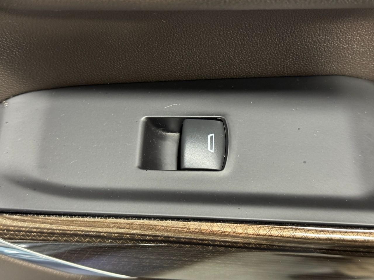 Chevrolet Silverado 1500 Vehicle Full-screen Gallery Image 20