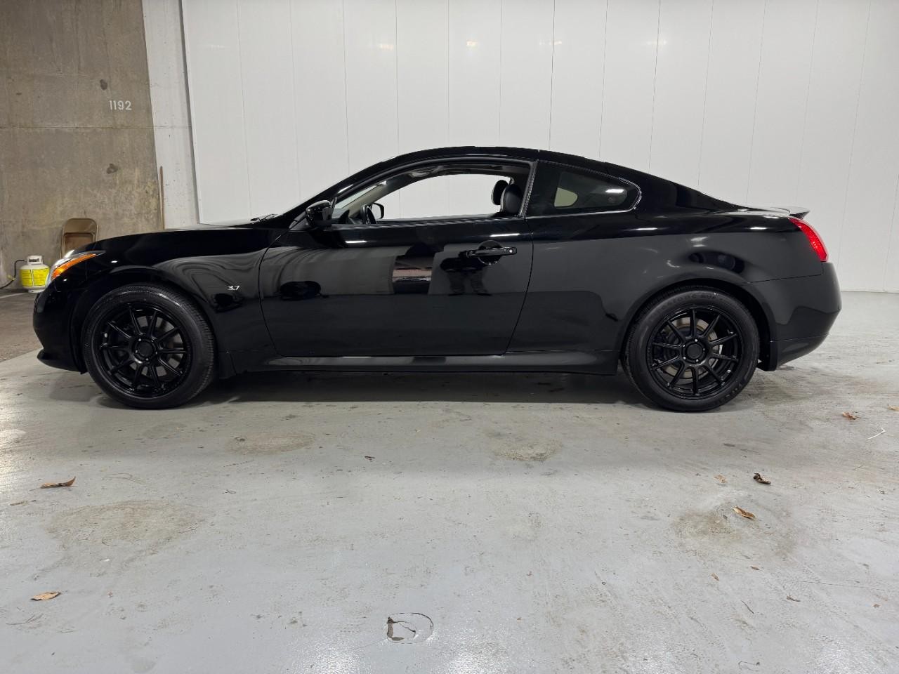 INFINITI Q60 Coupe Vehicle Full-screen Gallery Image 2