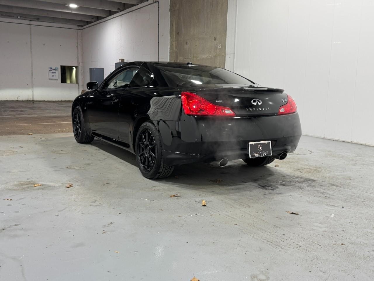 INFINITI Q60 Coupe Vehicle Full-screen Gallery Image 3