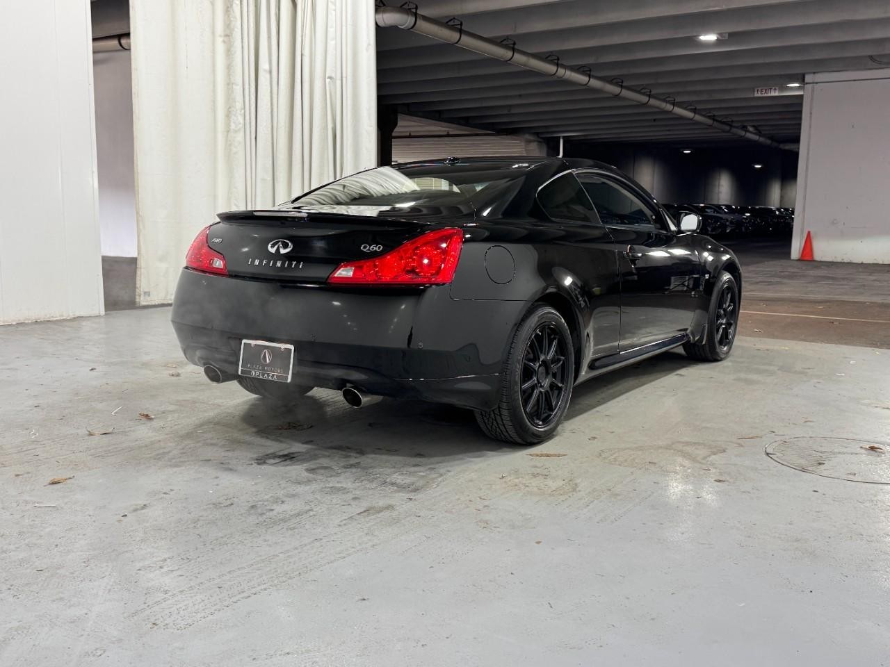 INFINITI Q60 Coupe Vehicle Full-screen Gallery Image 4