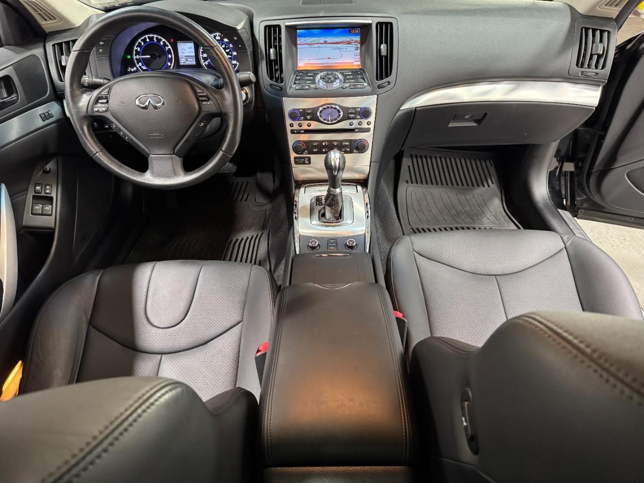 INFINITI Q60 Coupe Vehicle Full-screen Gallery Image 12