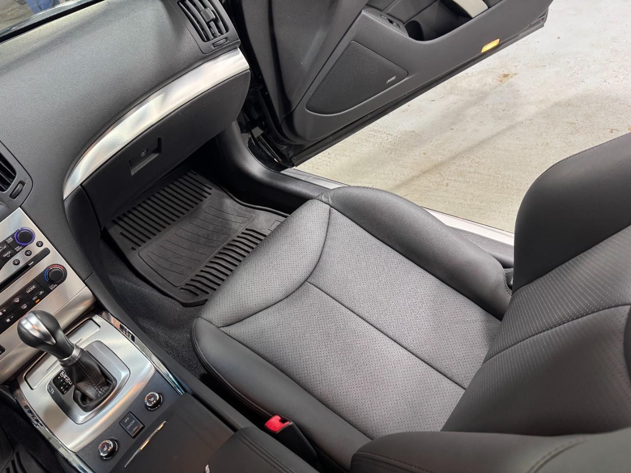 INFINITI Q60 Coupe Vehicle Full-screen Gallery Image 17