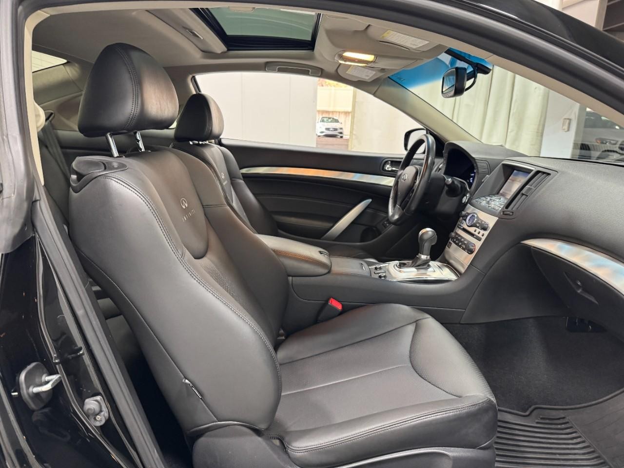 INFINITI Q60 Coupe Vehicle Full-screen Gallery Image 18