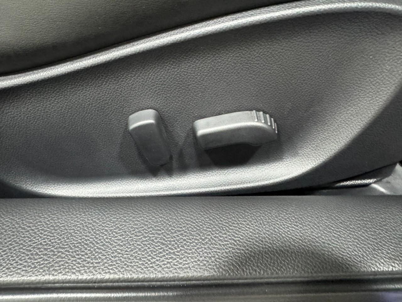 INFINITI Q60 Coupe Vehicle Full-screen Gallery Image 20