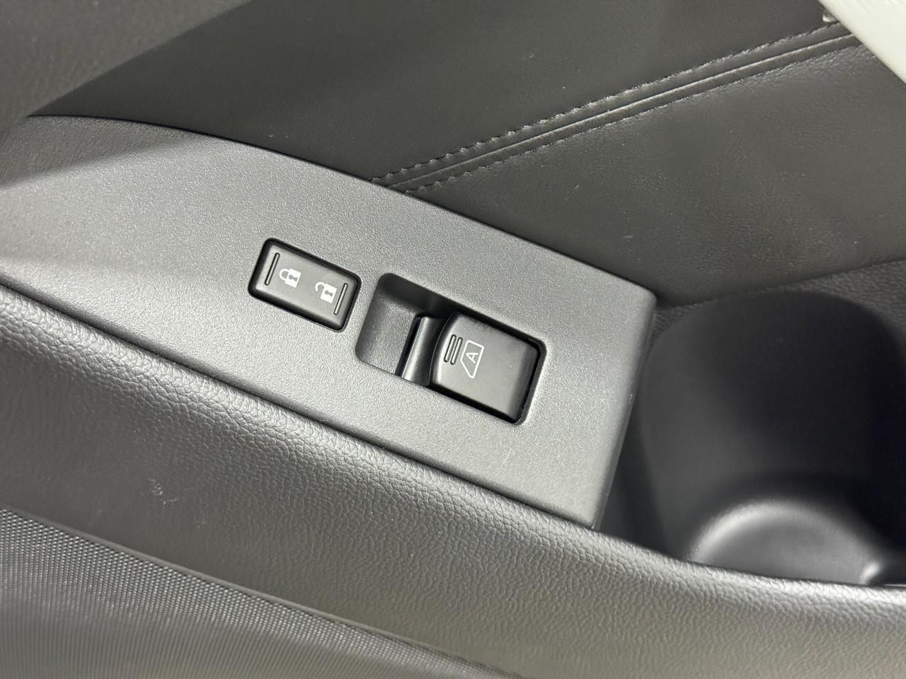 INFINITI Q60 Coupe Vehicle Full-screen Gallery Image 22