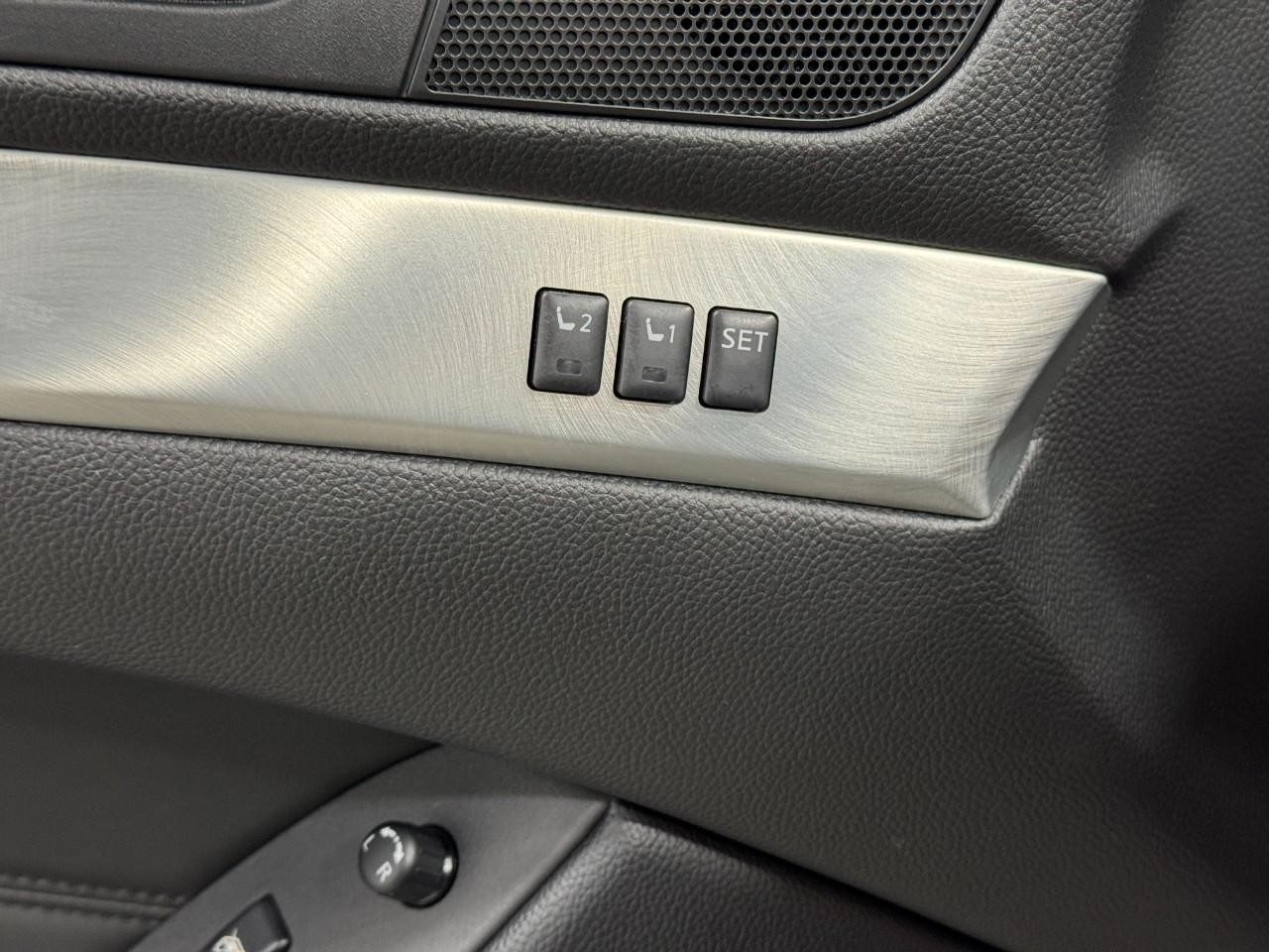 INFINITI Q60 Coupe Vehicle Full-screen Gallery Image 24