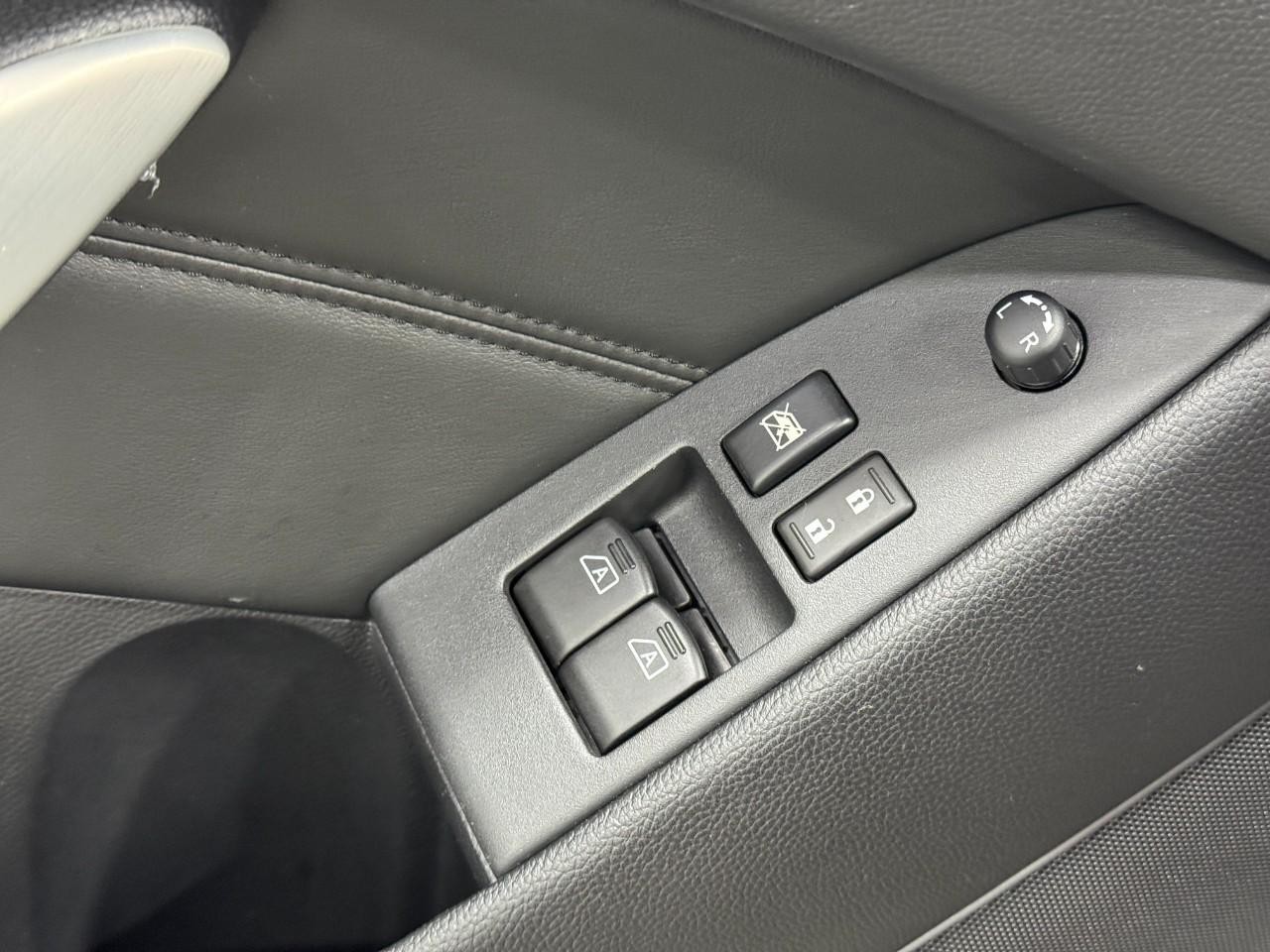 INFINITI Q60 Coupe Vehicle Full-screen Gallery Image 25