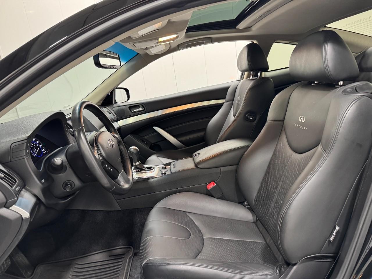 INFINITI Q60 Coupe Vehicle Full-screen Gallery Image 27