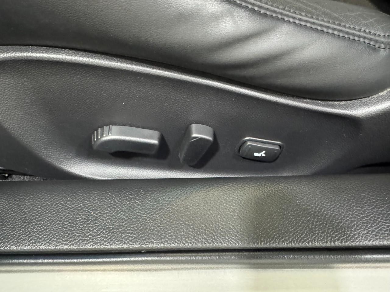 INFINITI Q60 Coupe Vehicle Full-screen Gallery Image 29