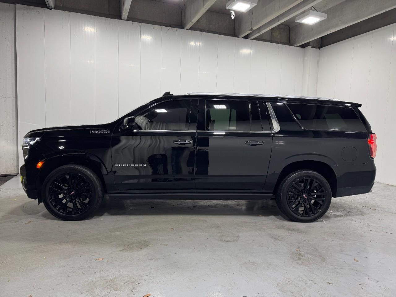 Chevrolet Suburban Vehicle Full-screen Gallery Image 2