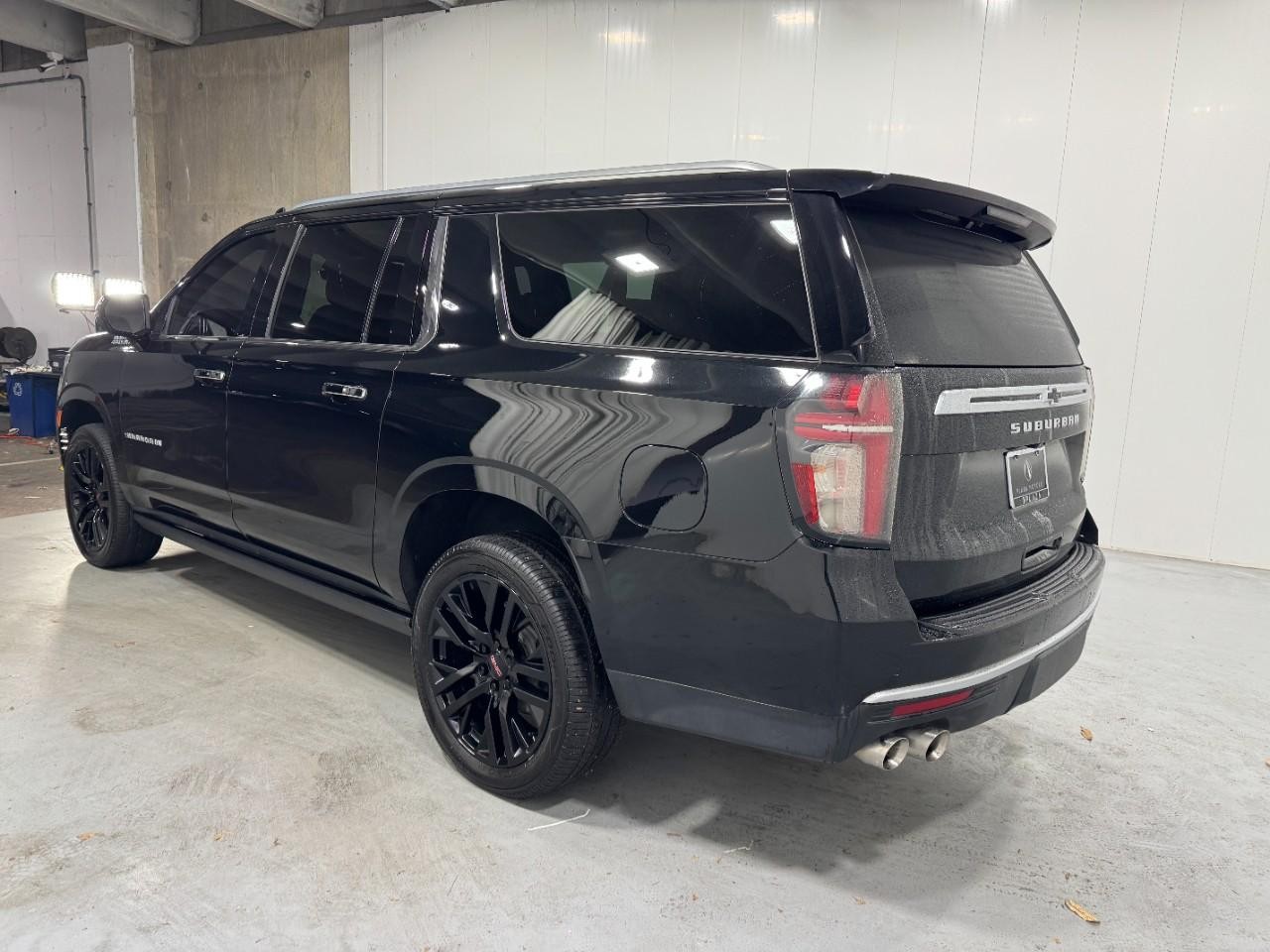 Chevrolet Suburban Vehicle Full-screen Gallery Image 3