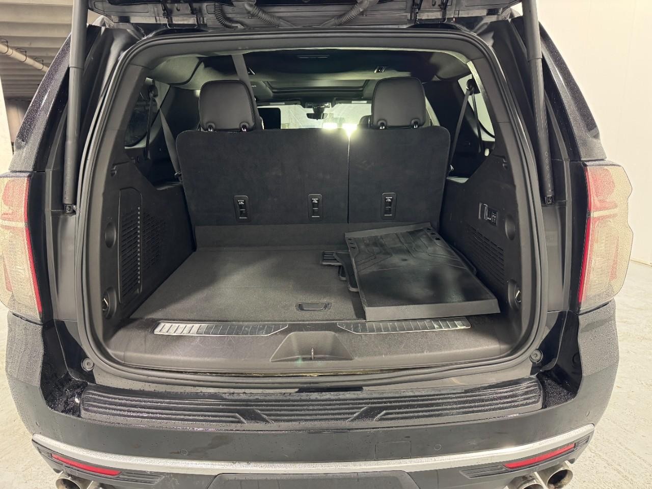 Chevrolet Suburban Vehicle Full-screen Gallery Image 4