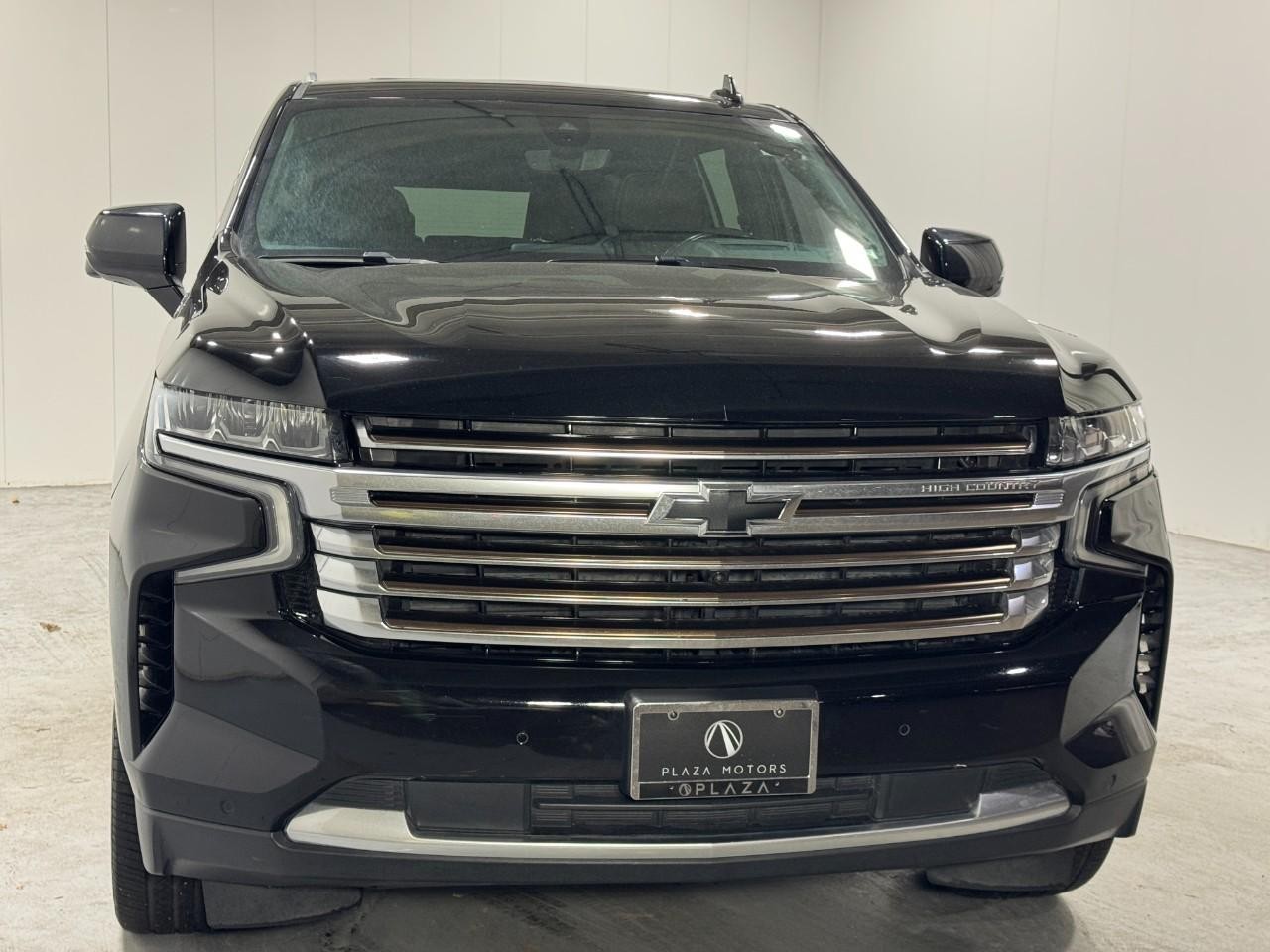 Chevrolet Suburban Vehicle Full-screen Gallery Image 9