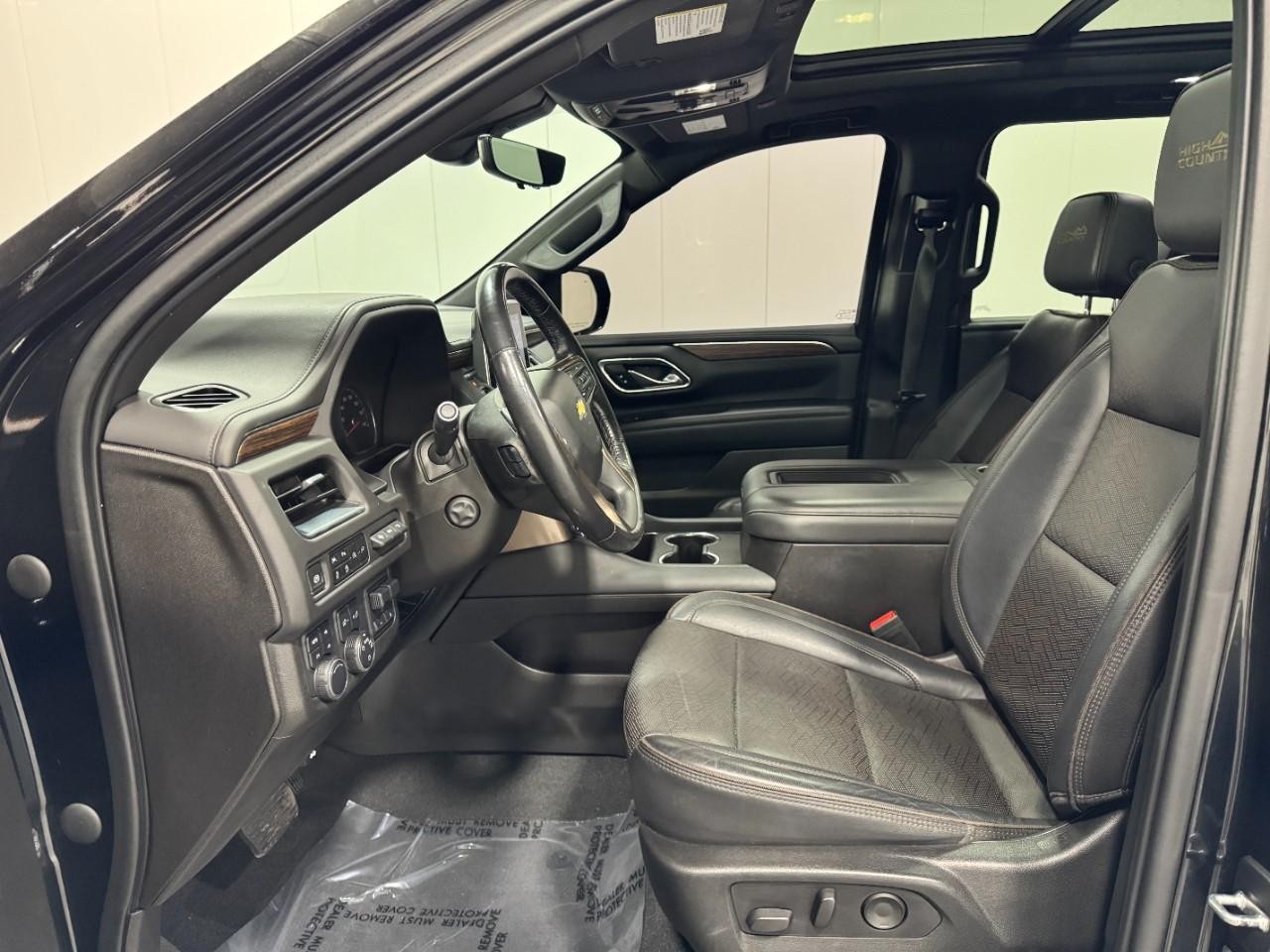 Chevrolet Suburban Vehicle Full-screen Gallery Image 10