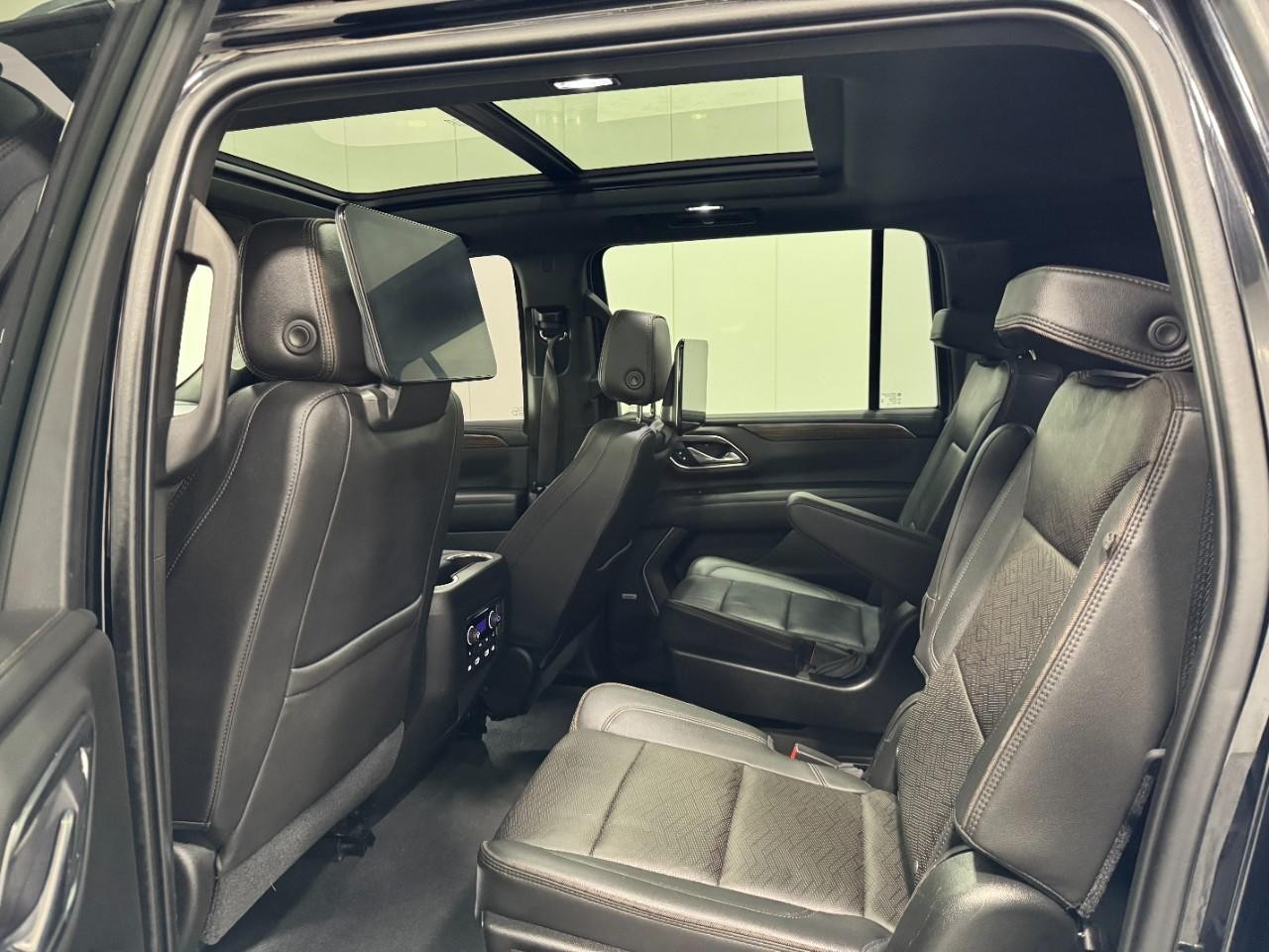 Chevrolet Suburban Vehicle Full-screen Gallery Image 11