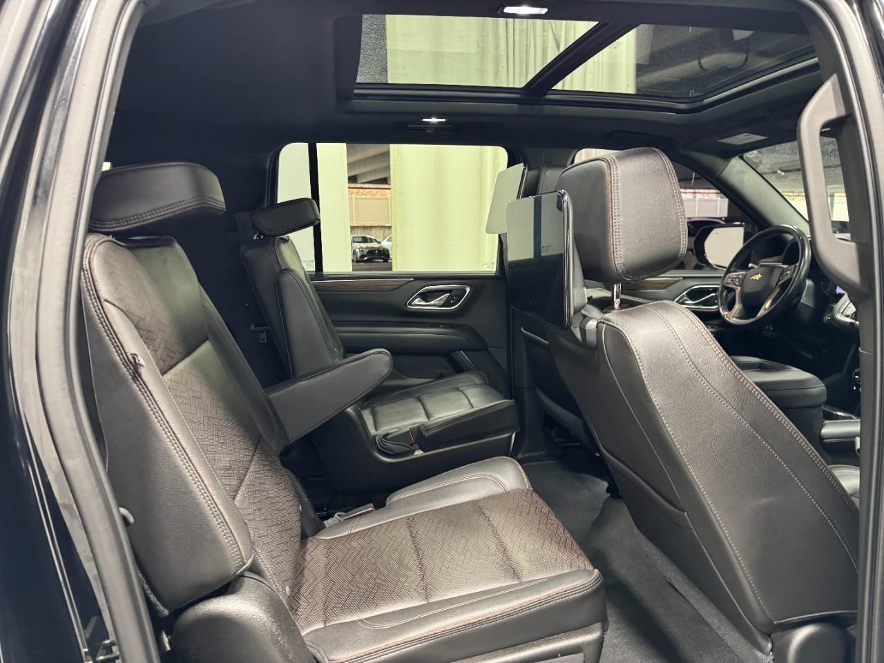 Chevrolet Suburban Vehicle Full-screen Gallery Image 14