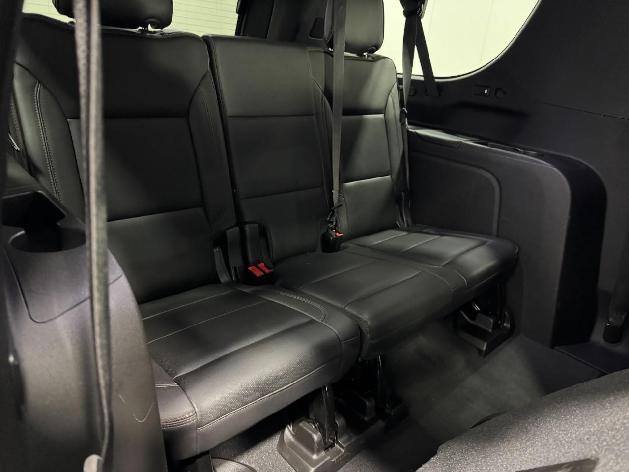 Chevrolet Suburban Vehicle Full-screen Gallery Image 15