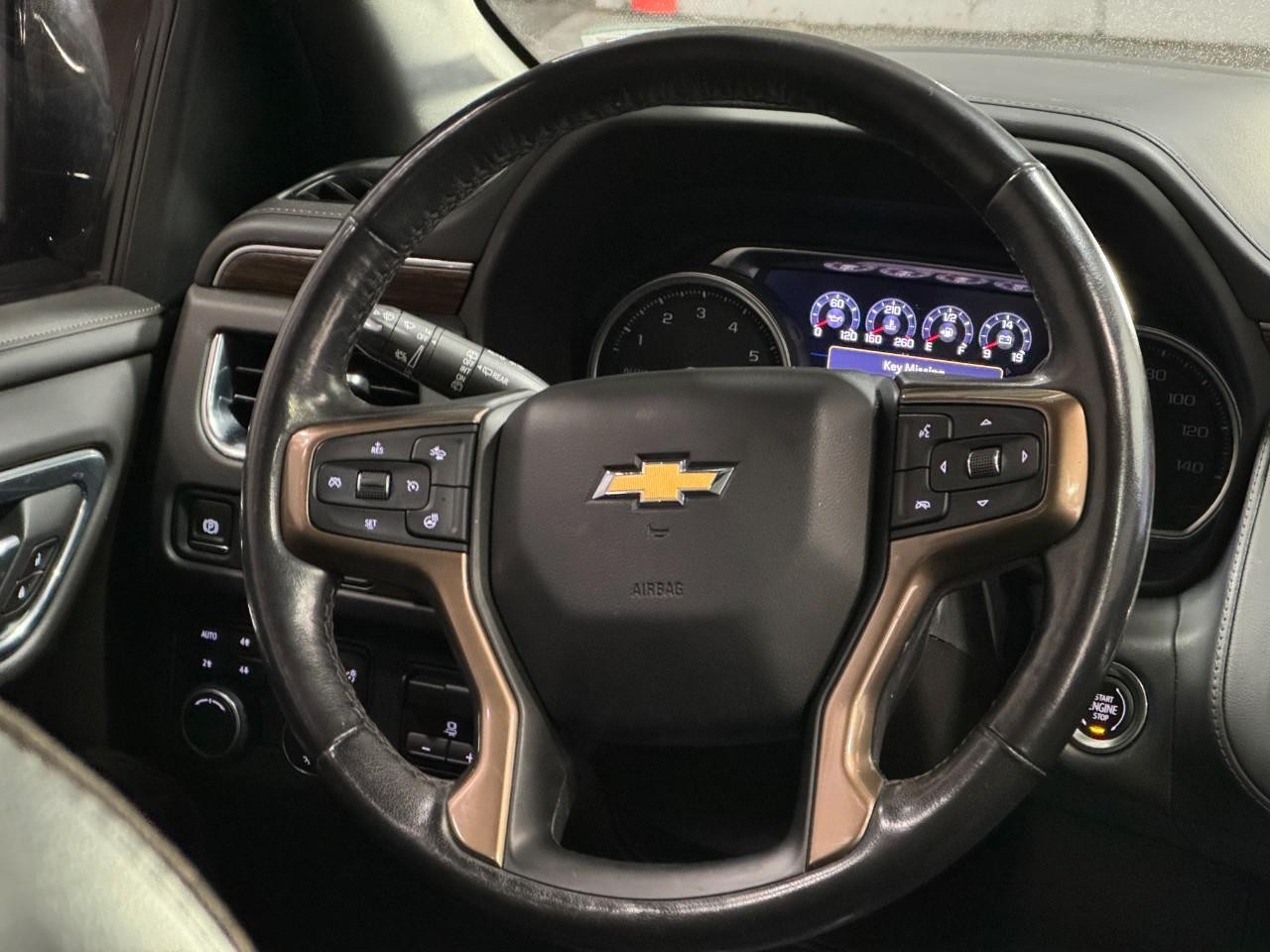 Chevrolet Suburban Vehicle Full-screen Gallery Image 17
