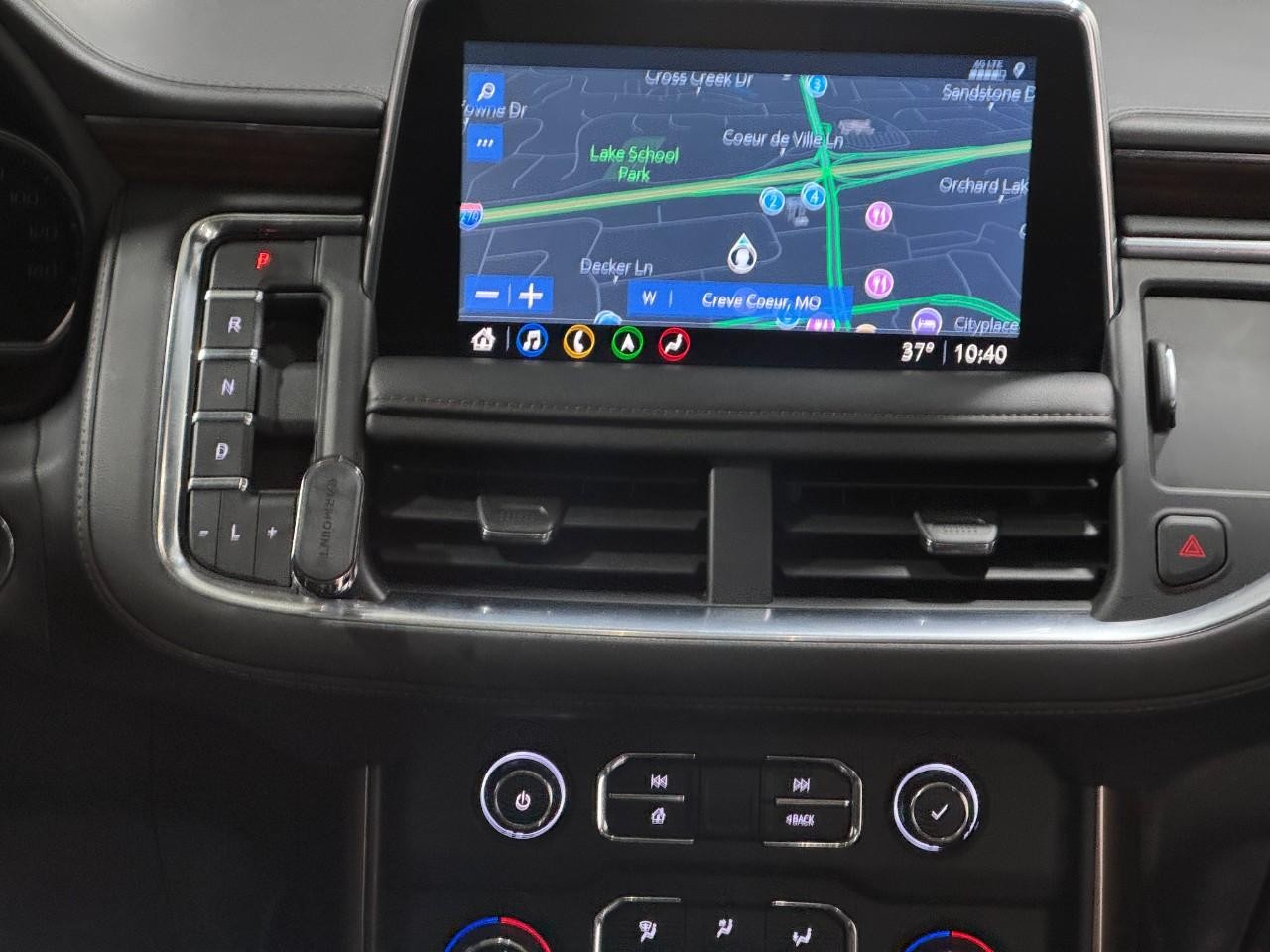 Chevrolet Suburban Vehicle Full-screen Gallery Image 18