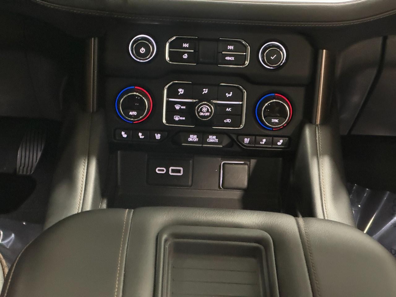 Chevrolet Suburban Vehicle Full-screen Gallery Image 19