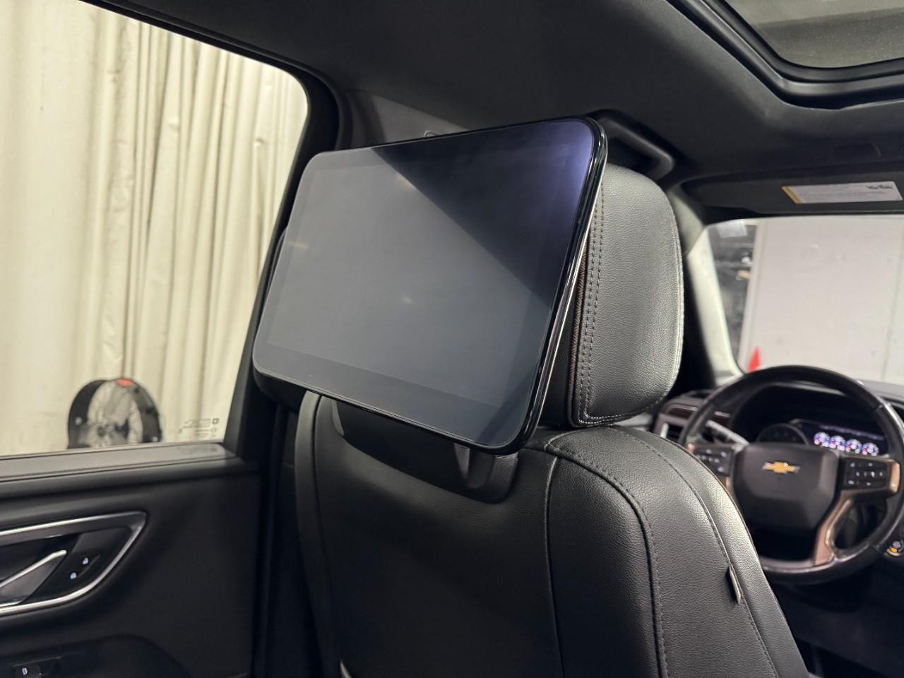 Chevrolet Suburban Vehicle Full-screen Gallery Image 21