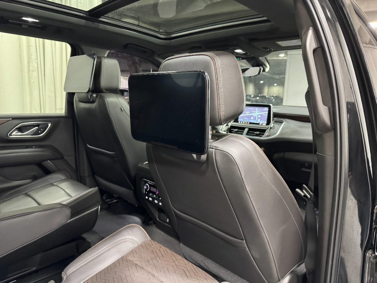 Chevrolet Suburban Vehicle Full-screen Gallery Image 23