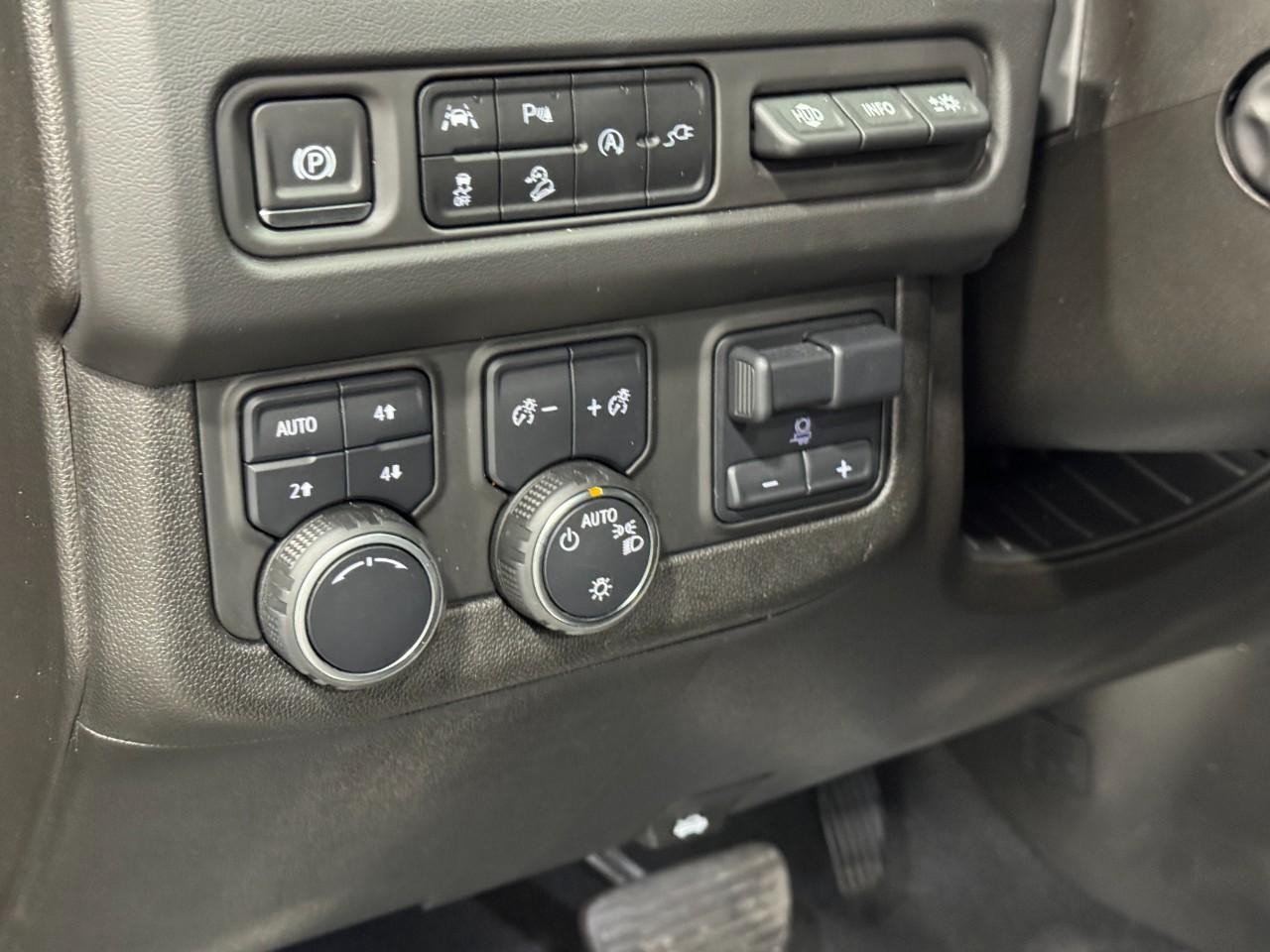 Chevrolet Suburban Vehicle Full-screen Gallery Image 24