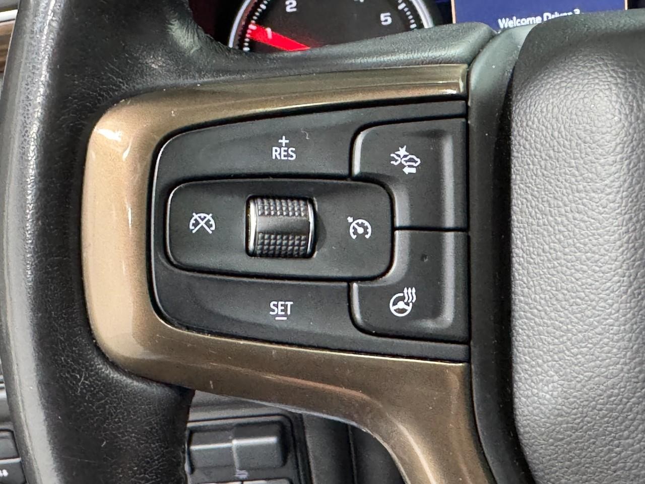 Chevrolet Suburban Vehicle Full-screen Gallery Image 25