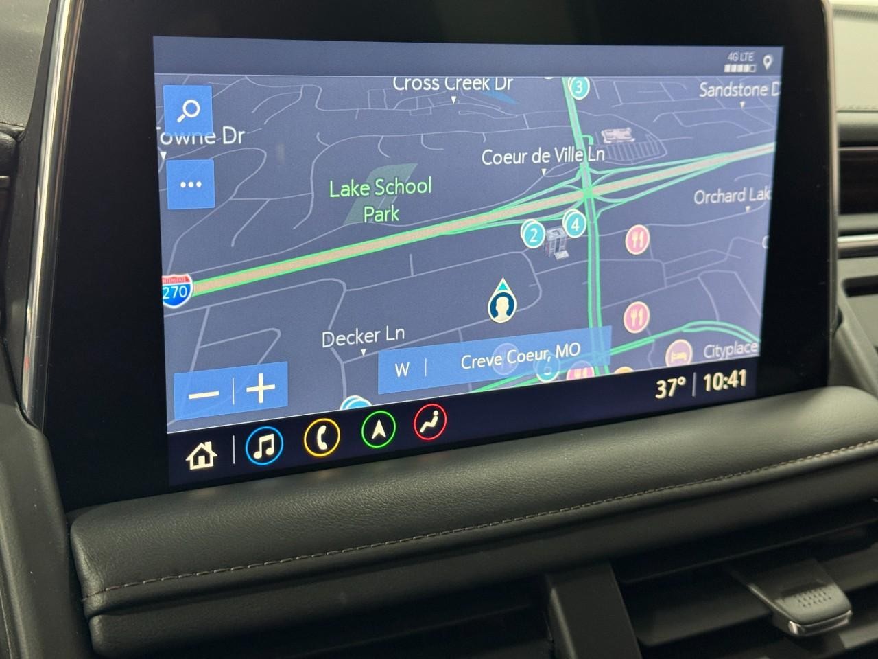 Chevrolet Suburban Vehicle Full-screen Gallery Image 28