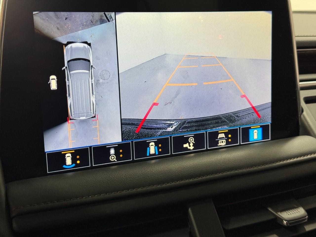 Chevrolet Suburban Vehicle Full-screen Gallery Image 29