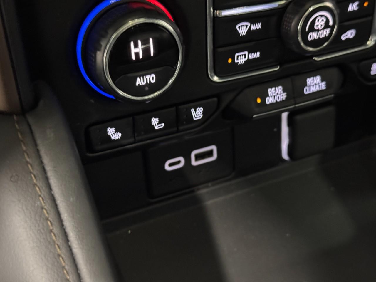 Chevrolet Suburban Vehicle Full-screen Gallery Image 30