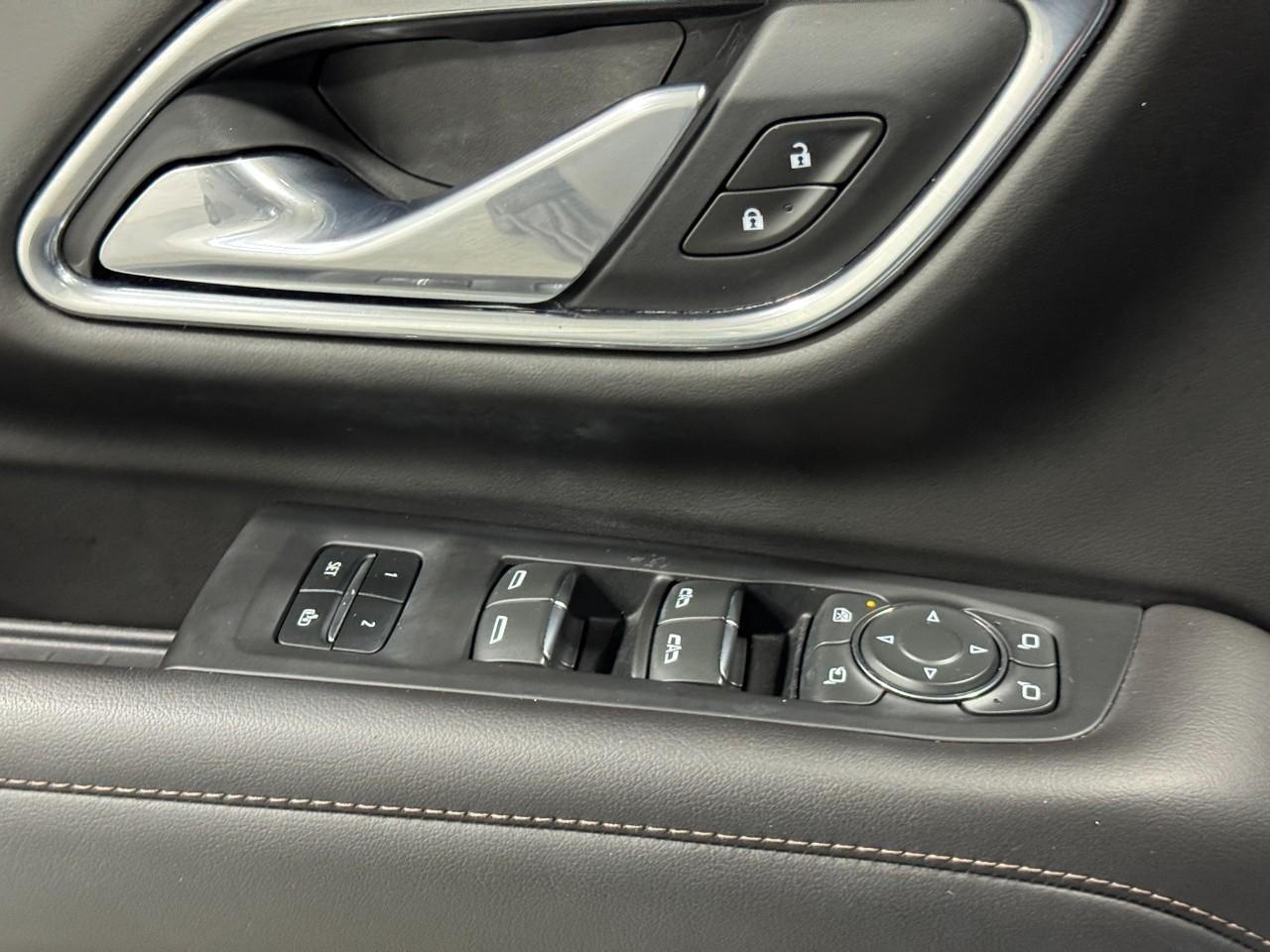 Chevrolet Suburban Vehicle Full-screen Gallery Image 31